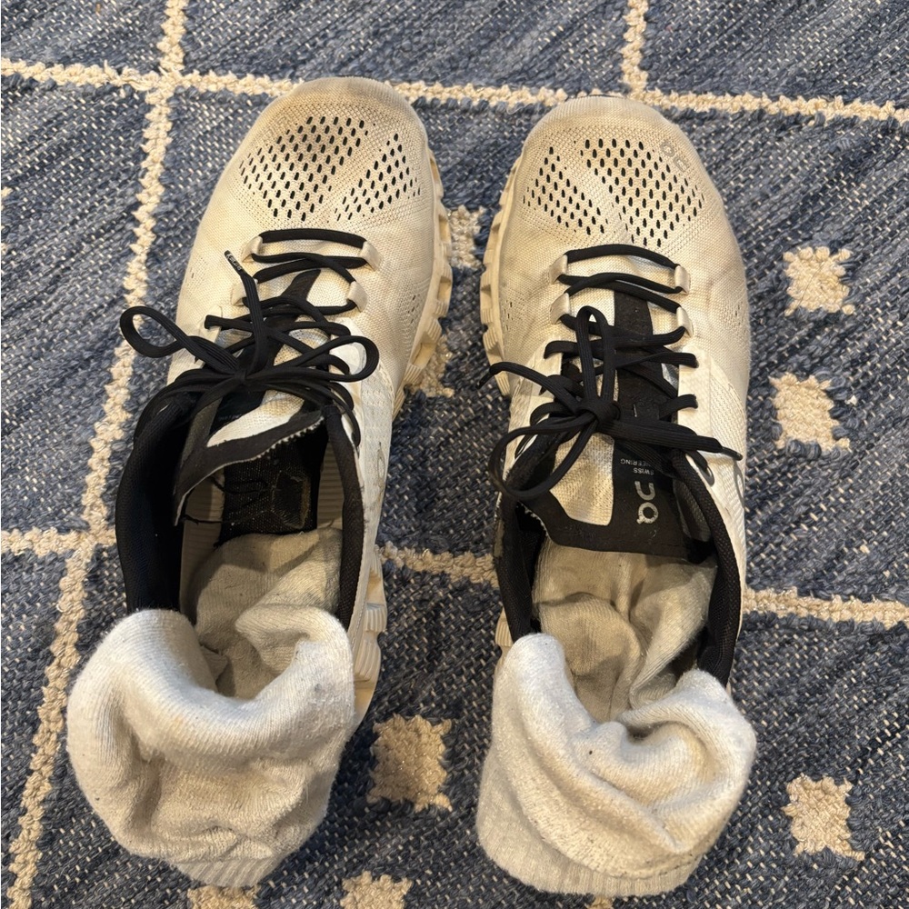 On cloud gym sneakers